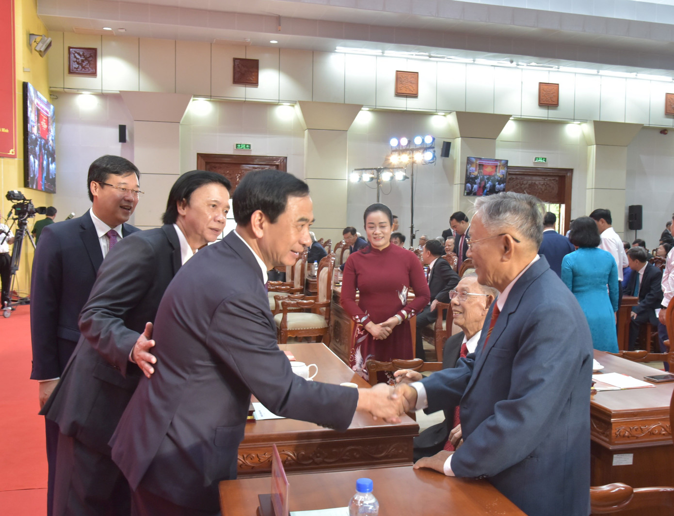 Đại tướng Phan Văn Giang - Bộ trưởng Bộ Quốc phòng bắt tay đại biểu tại lễ công bố. Ảnh: Hòa Hội Đại tướng Phan Văn Giang - Bộ trưởng Bộ Quốc phòng bắt tay đại biểu tại lễ công bố. Ảnh: Hòa Hội