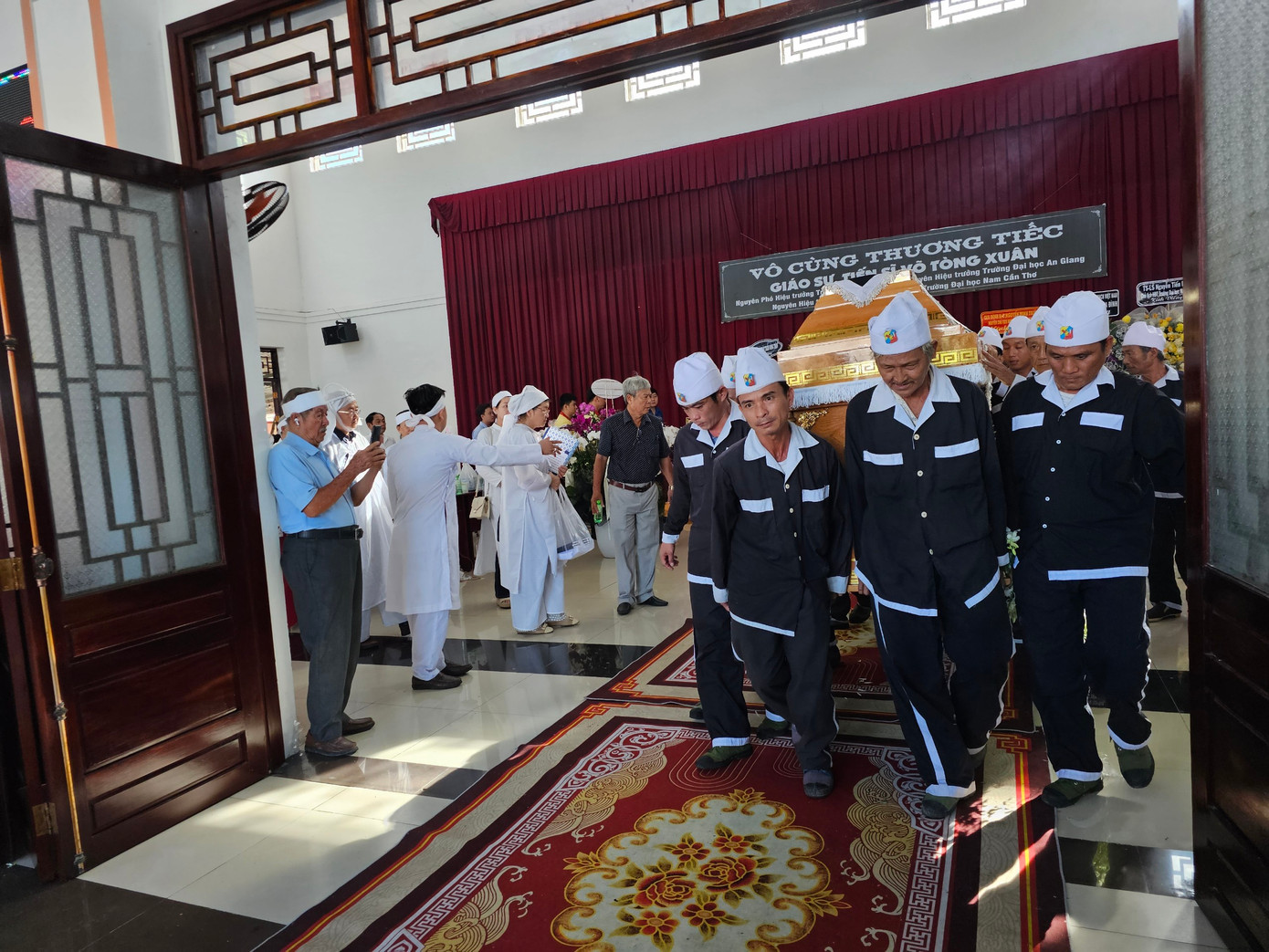 Linh cữu GS Võ Tòng Xuân được đưa về quê nhà tại thị trấn Ba Chúc, huyện Tri Tôn, An Giang. Linh cữu GS Võ Tòng Xuân được đưa về quê nhà tại thị trấn Ba Chúc, huyện Tri Tôn, An Giang.