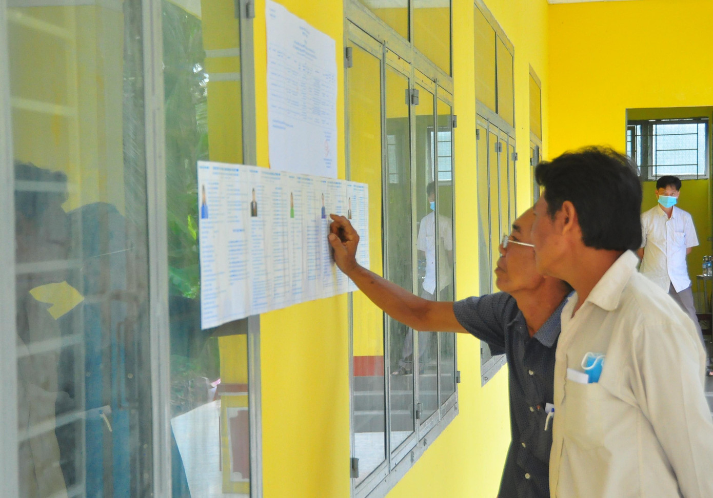 Cử tri xem thông tin các ứng viên