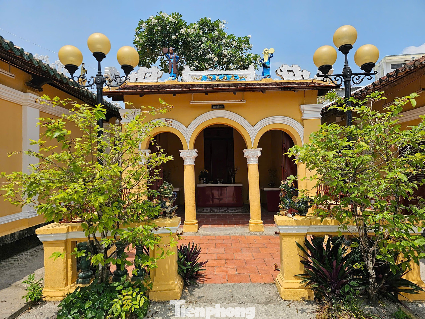 Sau đình có miếu thờ Thần Nông. Ảnh: Hòa Hội.