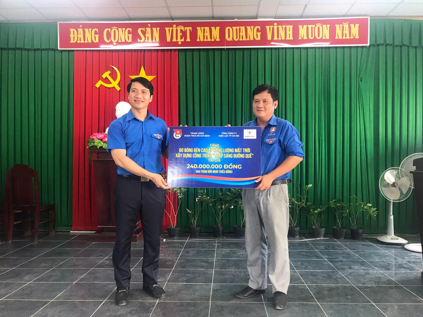 Bí thư Trung ương Đoàn Nguyễn Ngọc Lương tặng 60 bóng đèn cao áp cho huyện Càng Long Bí thư Trung ương Đoàn Nguyễn Ngọc Lương tặng 60 bóng đèn cao áp cho huyện Càng Long