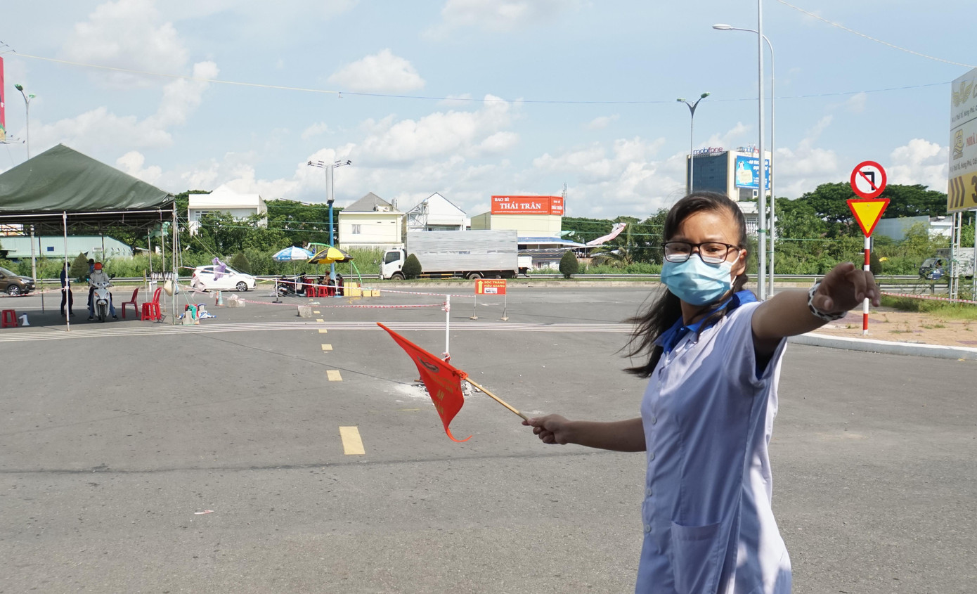 Nguyễn Thùy Dương, 20 tuổi, quê Trà Vinh, hiện đang là sinh viên năm 2 ngành Dược (CĐ Y tế Cần Thơ) dáng người nhỏ nhắn nhưng nhanh nhẹn, hoạt bát. Cô chia sẻ rằng, muốn góp sức trẻ của mình để bảo vệ thành phố an toàn nên quyết tâm tham gia chống dịch. Dù làm việc giữa trời nắng nóng nhưng vẫn cảm thấy vui, vì đó là nhiệm vụ và cả niềm tự hào nên không hề ngại ngần.