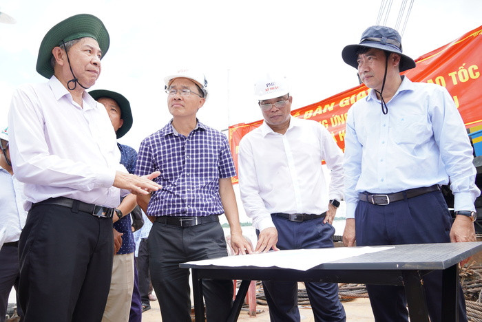 Các đại biểu trao đổi về việc khai thác mỏ cát cung ứng cho các dự án cao tốc. Các đại biểu trao đổi về việc khai thác mỏ cát cung ứng cho các dự án cao tốc.