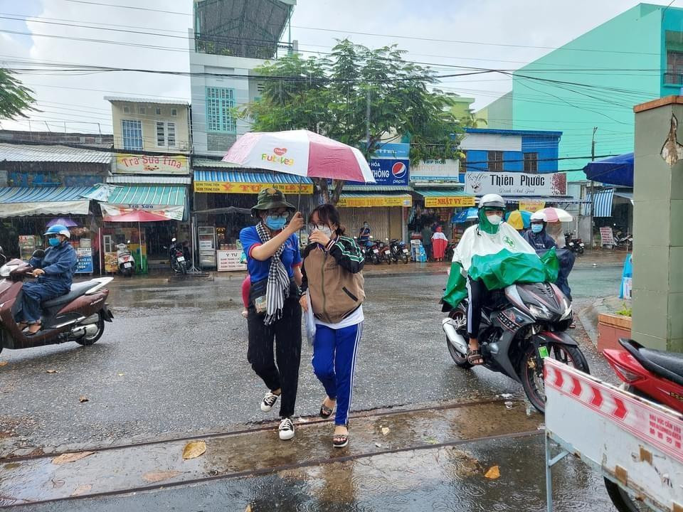 Tại An Giang, anh Trần Trung Quốc, Phó Bí thư Đoàn trường đại học An Giang cho biết, cơn mưa to kéo dài từ 12 giờ 30 phút đến hơn 13 giờ gây khó khăn cho các thí sinh, tuy nhiên, lực lượng tình nguyện viên đã hỗ trợ nhiệt tình để các em vào phòng thi an toàn, đúng giờ. - Ảnh: ĐH AG