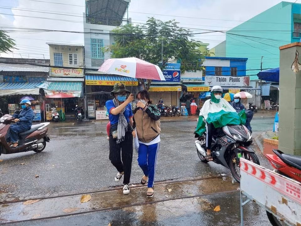 Tại An Giang, anh Trần Trung Quốc, Phó Bí thư Đoàn trường đại học An Giang cho biết, cơn mưa to kéo dài từ 12 giờ 30 phút đến hơn 13 giờ gây khó khăn cho các thí sinh, tuy nhiên, lực lượng tình nguyện viên đã hỗ trợ nhiệt tình để các em vào phòng thi an toàn, đúng giờ. - Ảnh: ĐH AG