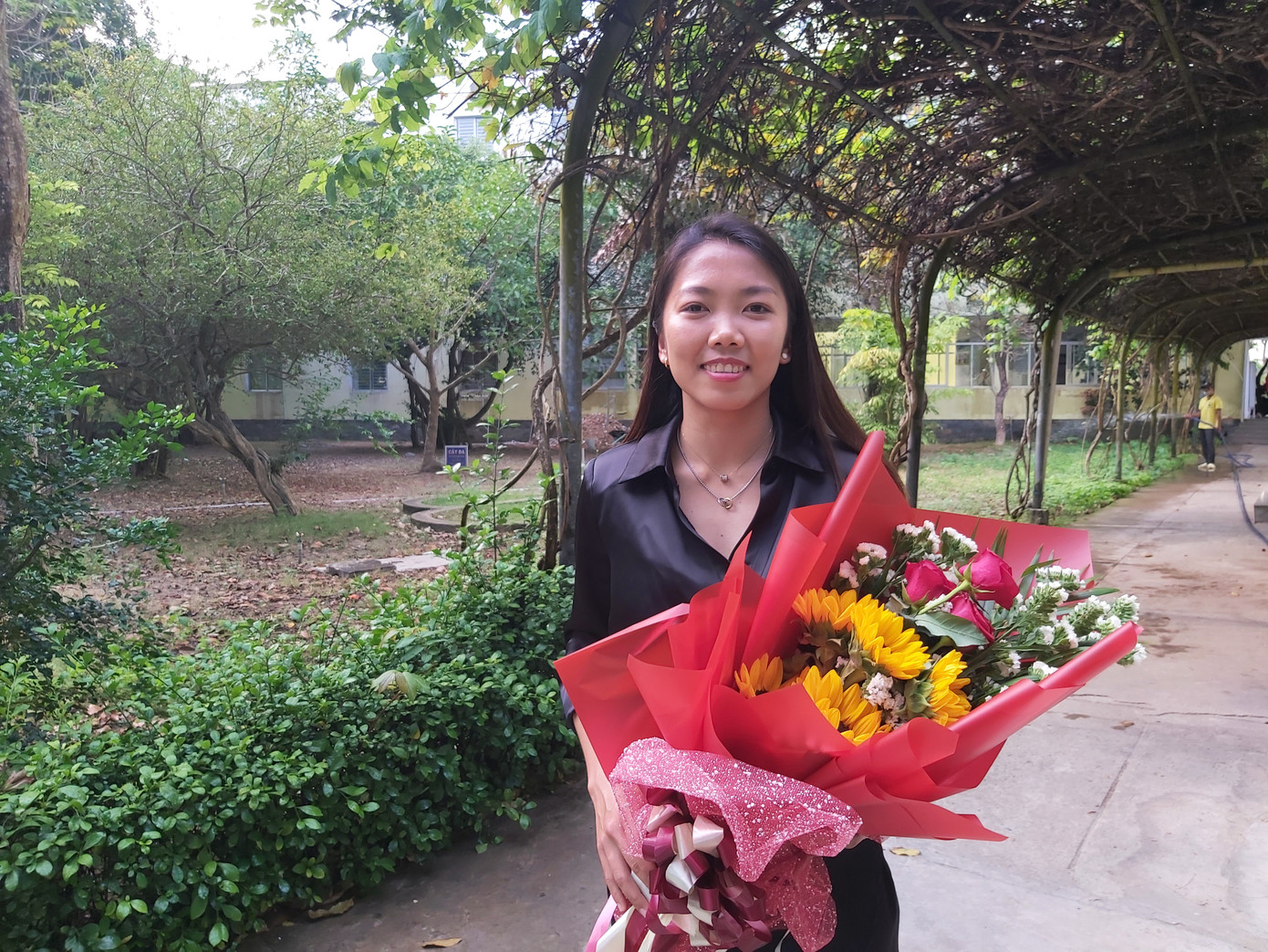 Đây là lần thứ 3 Huỳnh Như đến Trường ĐH Trà Vinh, mỗi lần đến đây Như đều có cảm xúc rất khó tả, cảm giác được yêu mến, cảm giác được sống về những ngày tuổi trẻ của mình. Ảnh: Hòa Bình