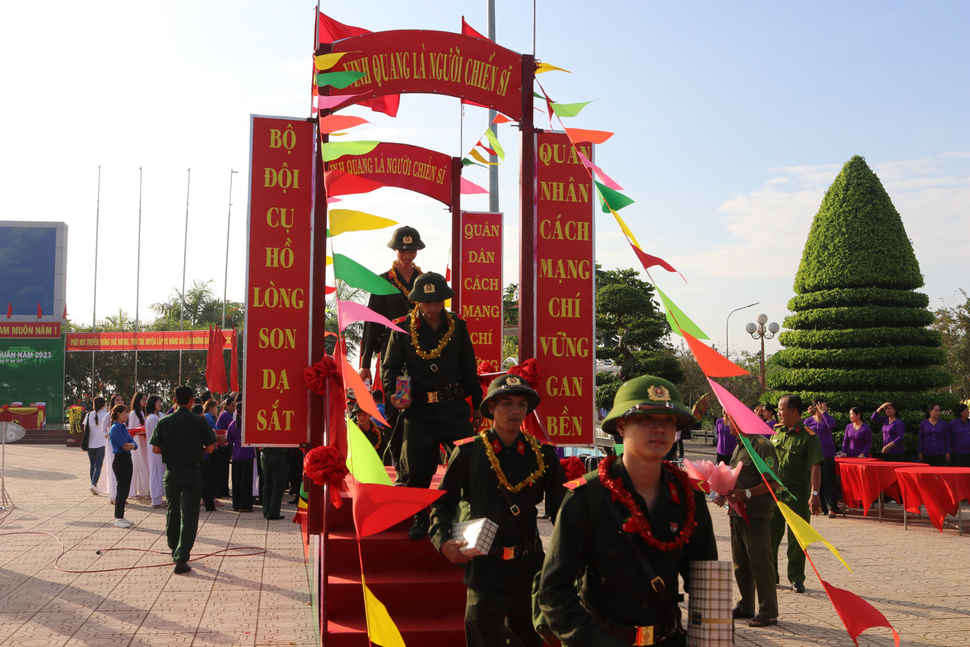 Thanh niên Đồng Tháp hăng hái lên đường bảo vệ Tổ quốc. Thanh niên Đồng Tháp hăng hái lên đường bảo vệ Tổ quốc.