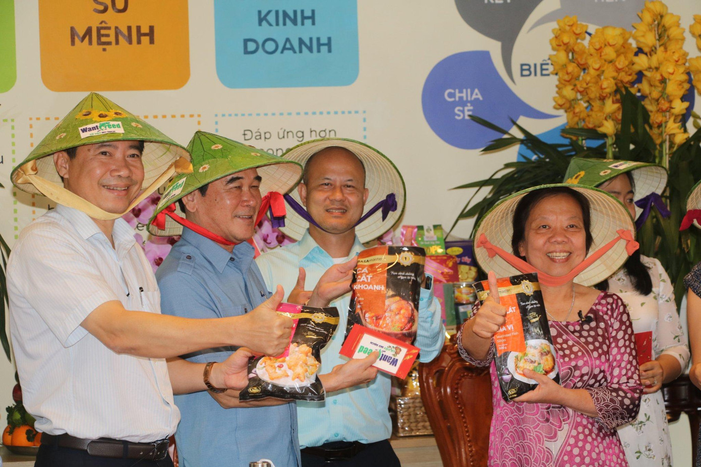 Chủ tịch UBND tỉnh Đồng Tháp Phạm Thiện Nghĩa (bìa trái). - Ảnh: V.K