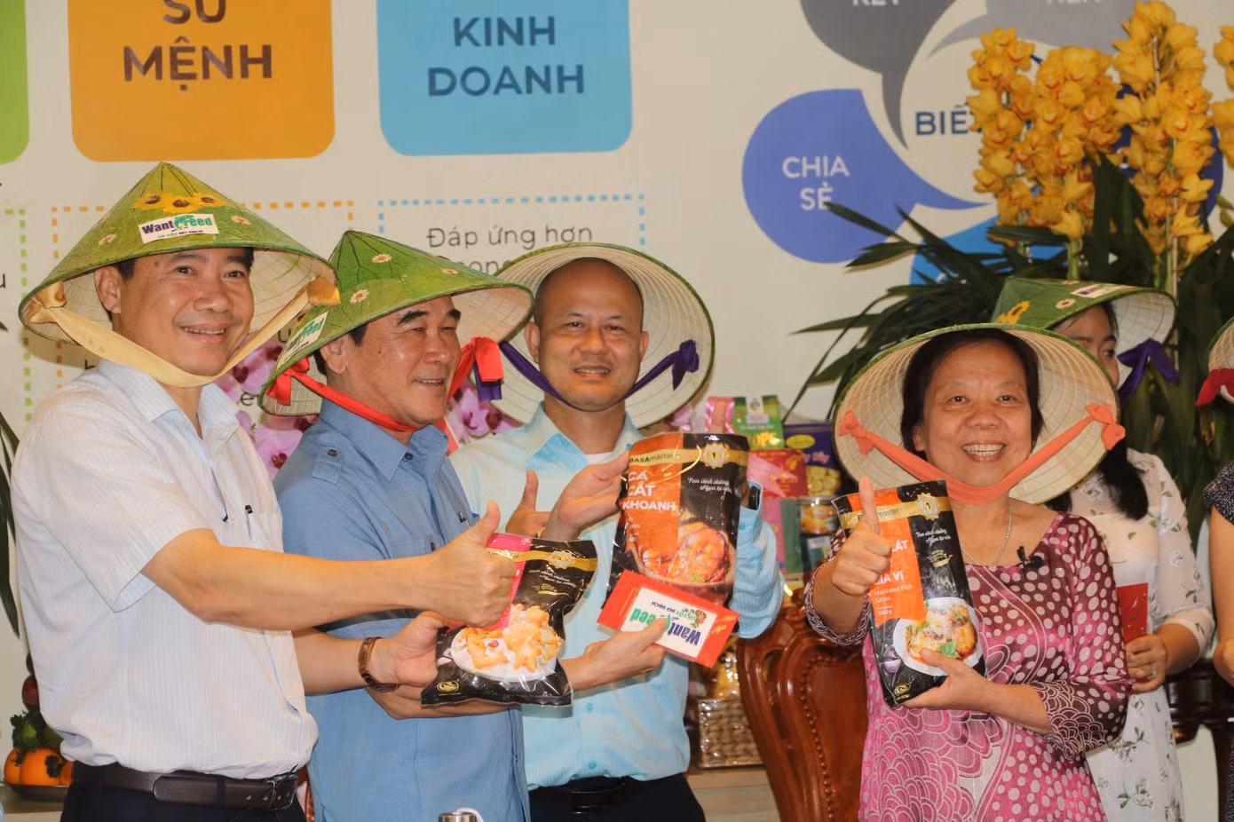 Chủ tịch UBND tỉnh Đồng Tháp Phạm Thiện Nghĩa (bìa trái). - Ảnh: V.K Chủ tịch UBND tỉnh Đồng Tháp Phạm Thiện Nghĩa (bìa trái). - Ảnh: V.K