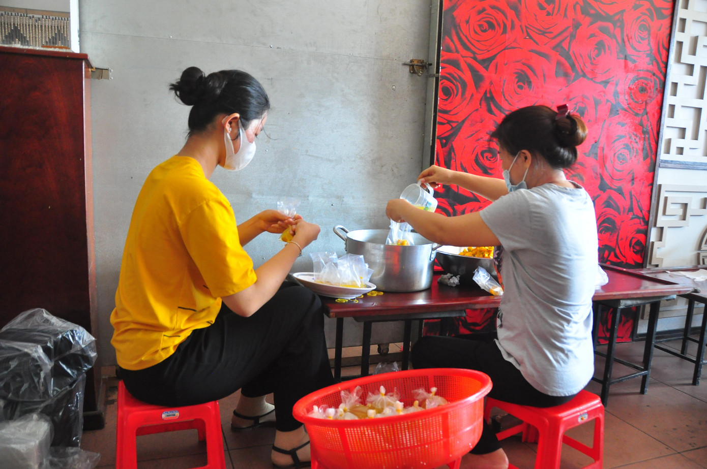 Mỗi ngày nhóm hỗ trợ từ 500 - 700 suất cơm với kinh phí khoảng 14 - 15 triệu đồng. Cơm có 4 món mặn cùng canh và mỗi ngày luân phiên món. Mỗi ngày nhóm hỗ trợ từ 500 - 700 suất cơm với kinh phí khoảng 14 - 15 triệu đồng. Cơm có 4 món mặn cùng canh và mỗi ngày luân phiên món.