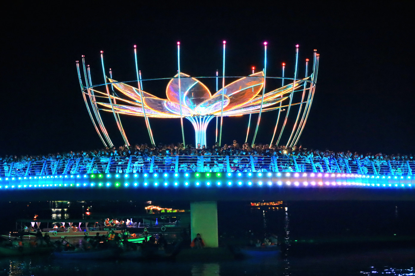 Nghìn người tham gia đêm hội hoa đăng. Ảnh: Minh Trung Nghìn người tham gia đêm hội hoa đăng. Ảnh: Minh Trung