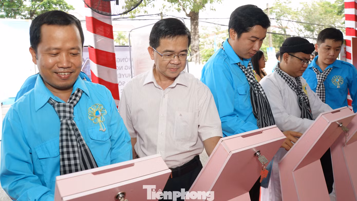 Đại biểu trải nghiệm đọc báo trực tuyến bên lề đại hội. Ảnh: Hòa Hội