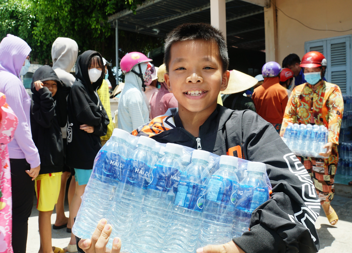 Trẻ em tại Bến Tre nhận được nước suối từ mạnh thường quân. Ảnh: Hòa Hội