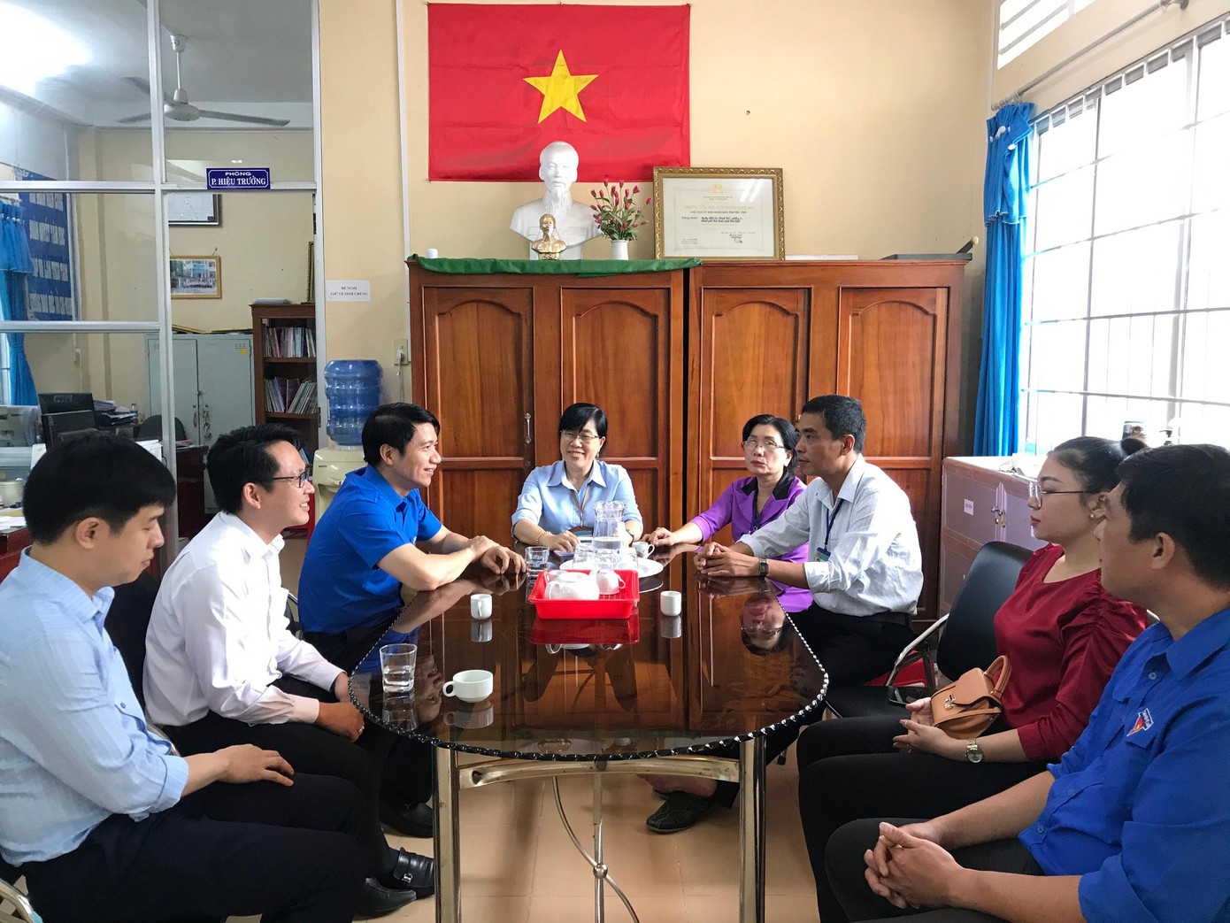 Đoàn công tác Trung ương Đoàn thăm hỏi BGH và thầy tổng phụ trách Đội trường tiểu học Minh Trí. - Ảnh: TĐTV Đoàn công tác Trung ương Đoàn thăm hỏi BGH và thầy tổng phụ trách Đội trường tiểu học Minh Trí. - Ảnh: TĐTV