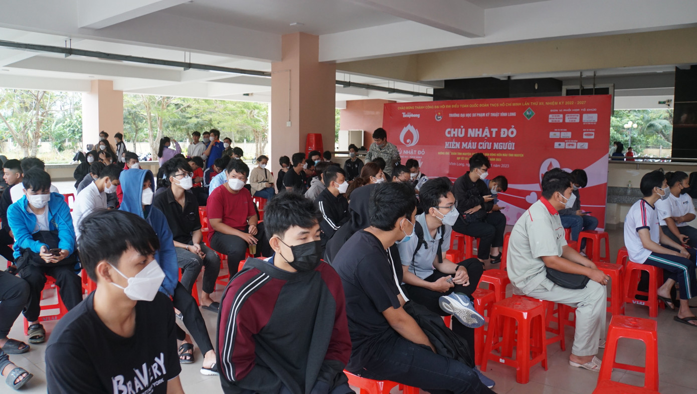 Đông đảo sinh viên tham gia Chủ nhật Đỏ.