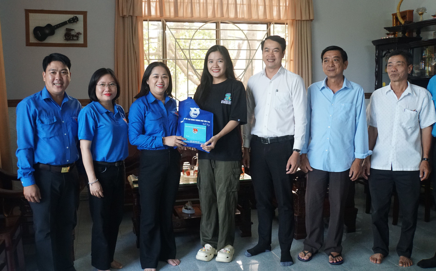 Bí thư Thành Đoàn Cần Thơ - chị Lư Thị Ngọc Anh tặng quà cho bạn Phan Yến Nhi ở quận Cái Răng. Ảnh: Hòa Hội Bí thư Thành Đoàn Cần Thơ - chị Lư Thị Ngọc Anh tặng quà cho bạn Phan Yến Nhi ở quận Cái Răng. Ảnh: Hòa Hội