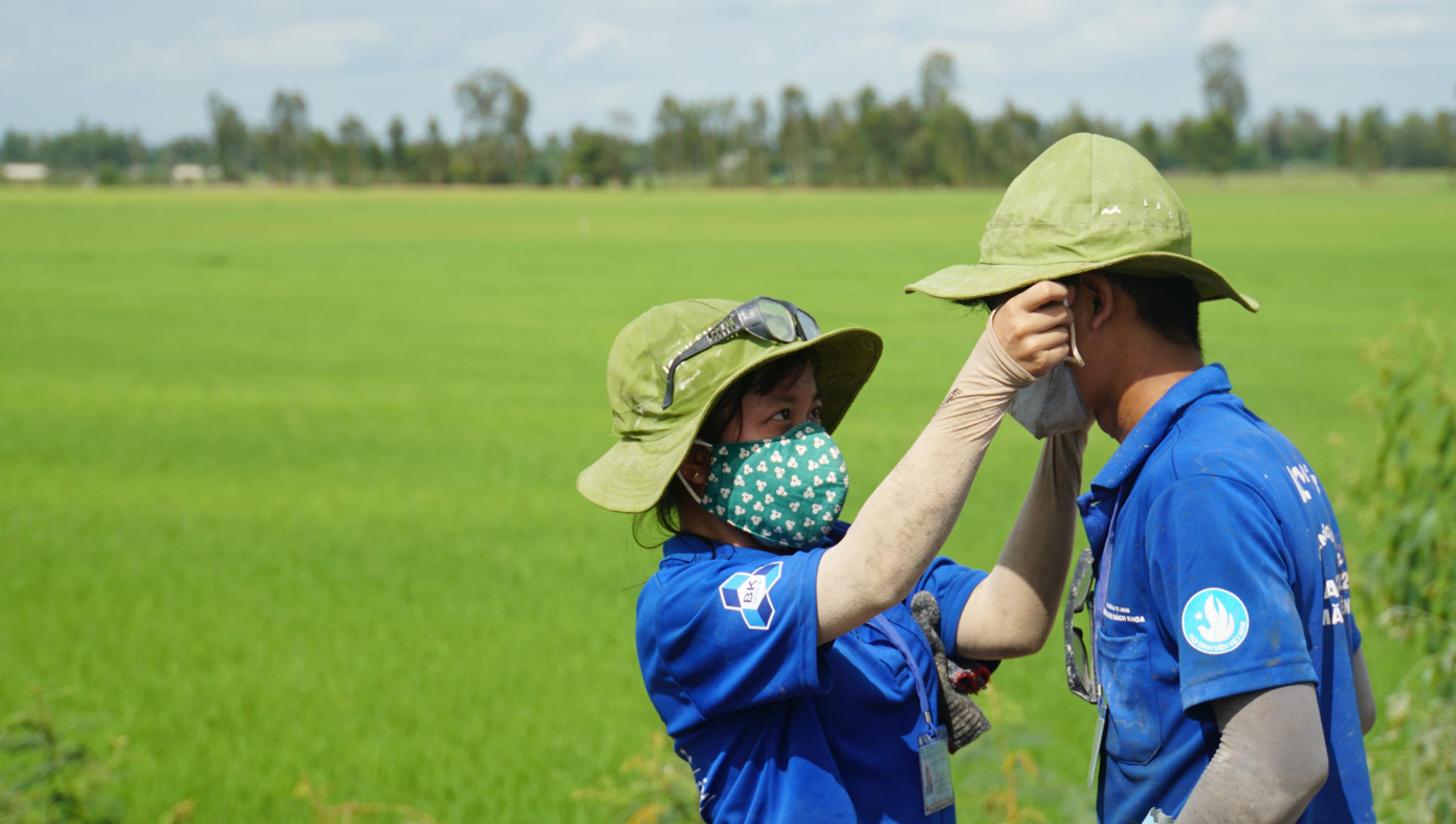 Nữ chiến sĩ hỗ trợ đồng đội đeo khẩu trang. - Ảnh: Hòa Hội