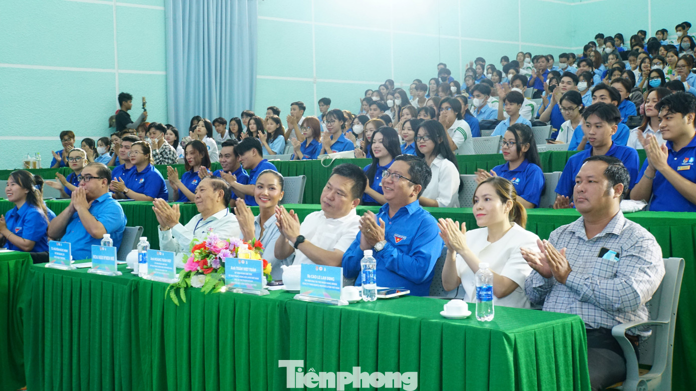 Ban tổ chức chương trình, Hoa hậu H’Hen Niê, lãnh đạo Ban giám hiệu trường Đại học Tây Đô tham dự sự kiện. Ảnh: Hòa Hội