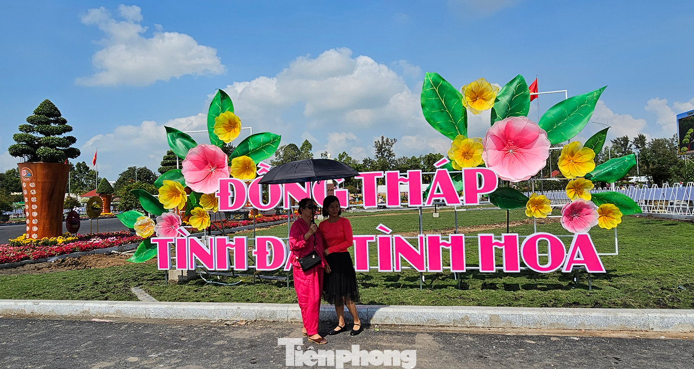 Người dân ở khắp nơi đến tham quan, trải nghiệm và lưu lại các khoảnh khắc để làm kỉ niệm. Ảnh: Hòa Hội