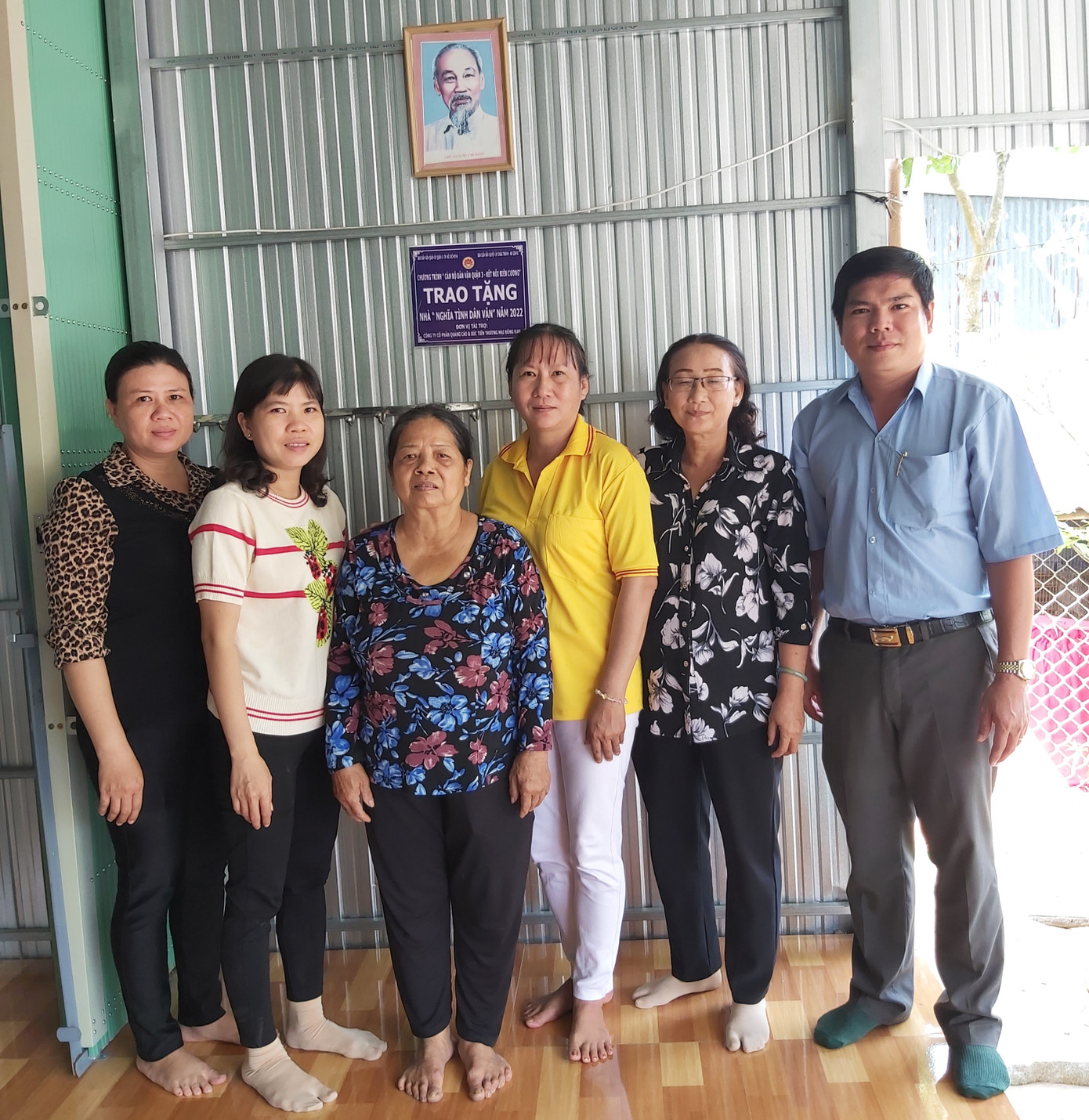 Bà Lương Thị Thể (thứ ba từ trái sang) vui mừng khi được hỗ trợ căn nhà 'Nhĩa tình Dân vận'. Ảnh: Hòa Bình Bà Lương Thị Thể (thứ ba từ trái sang) vui mừng khi được hỗ trợ căn nhà 'Nhĩa tình Dân vận'. Ảnh: Hòa Bình