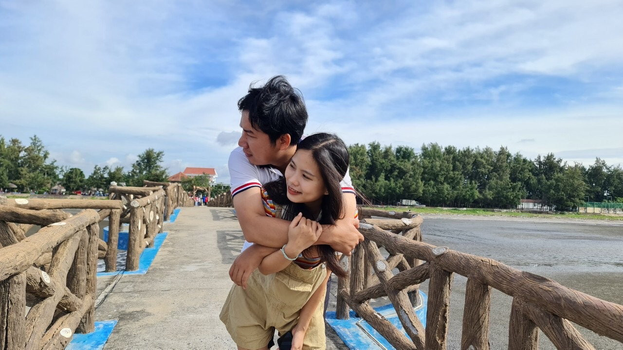 Từ màu áo xanh thanh niên Việt Nam thân thương đã đưa hai con người xa lạ nhưng có cùng ước mơ, cùng lý tưởng để đến với nhau và định mệnh đặt để họ trở thành một phần không thể thiếu trong cuộc đời nhau. Ảnh: NVCC