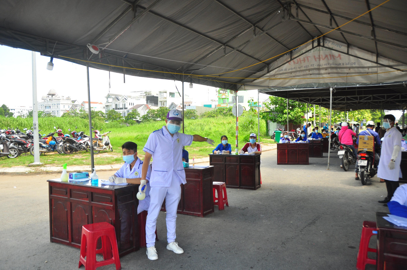 Tình nguyện viên hướng dẫn người dân vào vị trí khai báo y tế