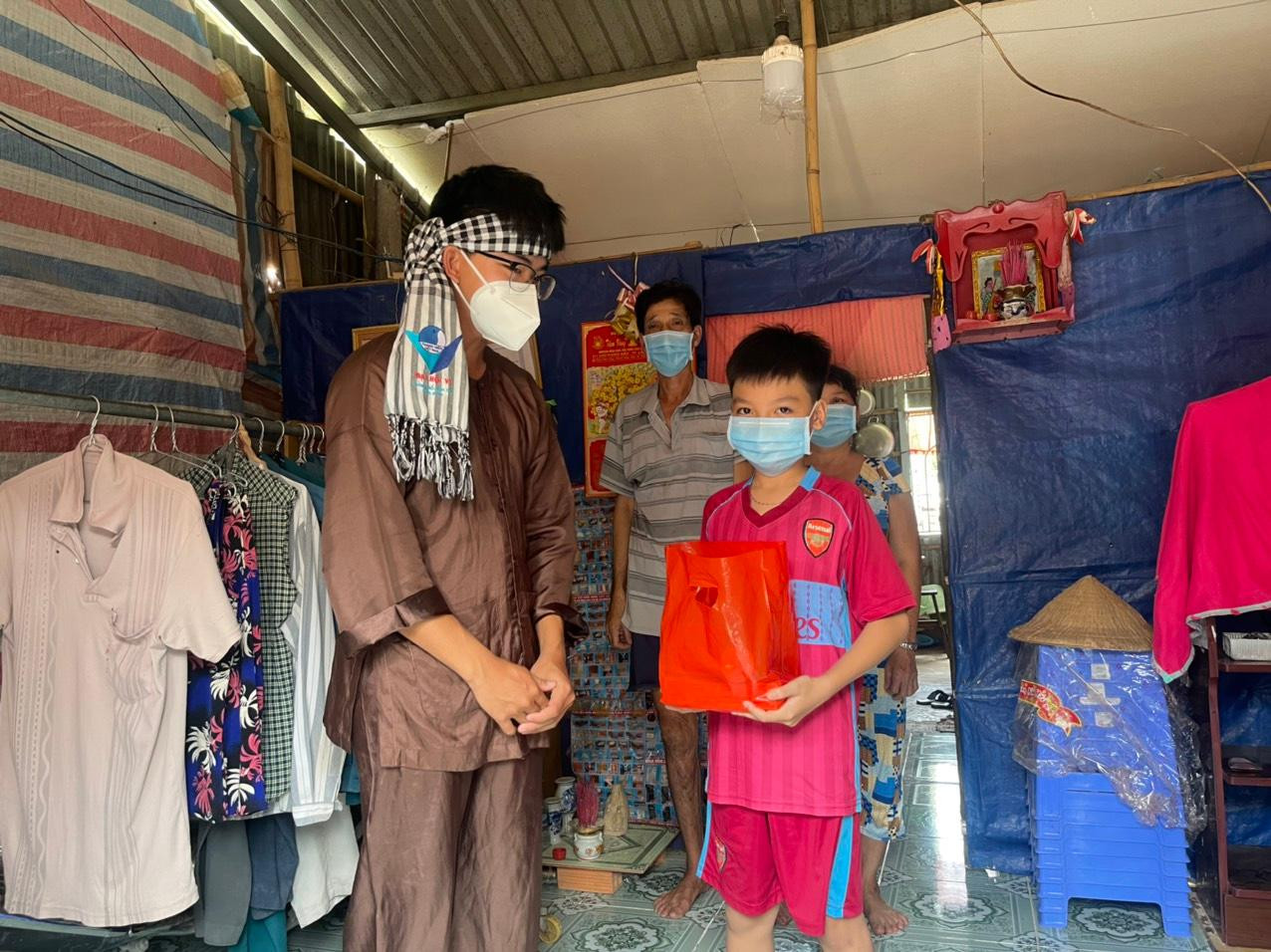 Chú Cuội tặng quà cho em Nguyễn Hữu Duy Chú Cuội tặng quà cho em Nguyễn Hữu Duy