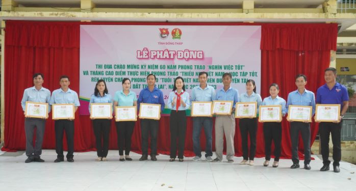 Tỉnh Đoàn Đồng Tháp khen thưởng các đơn vị
