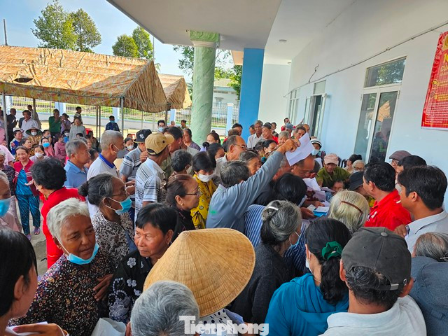 Hàng trăm người dân chờ khám bệnh miễn phí tại chương trình. Ảnh: Hòa Hội