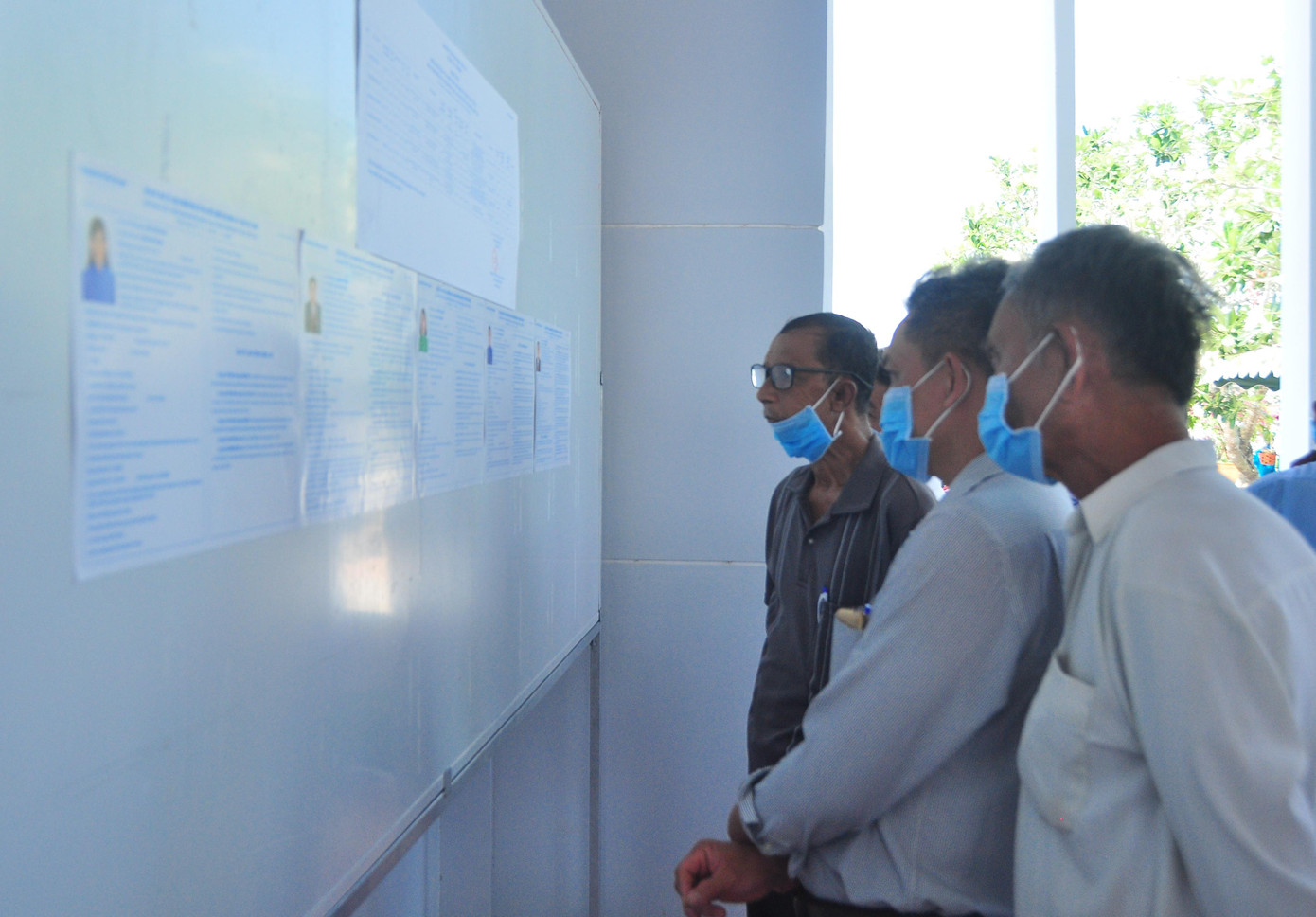 Cử tri xem tiểu sử các ứng viên. - Ảnh: Hòa Hội Cử tri xem tiểu sử các ứng viên. - Ảnh: Hòa Hội