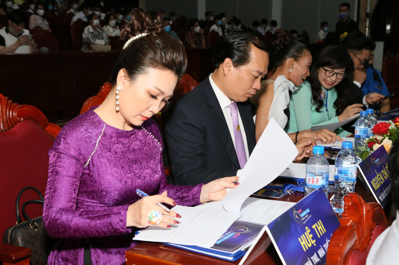 Nhà thơ – Nhà thiết kế Huệ thi. Nhà thơ – Nhà thiết kế Huệ thi.