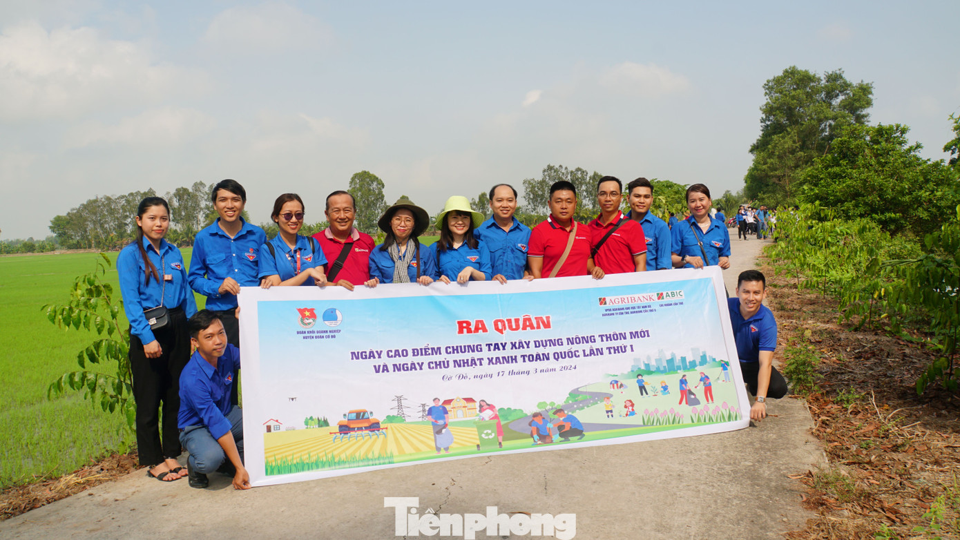 Đoàn viên thanh niên TP. Cần Thơ ra quân Ngày cao điểm chung tay xây dựng nông thôn mới. Ảnh: Hòa Hội