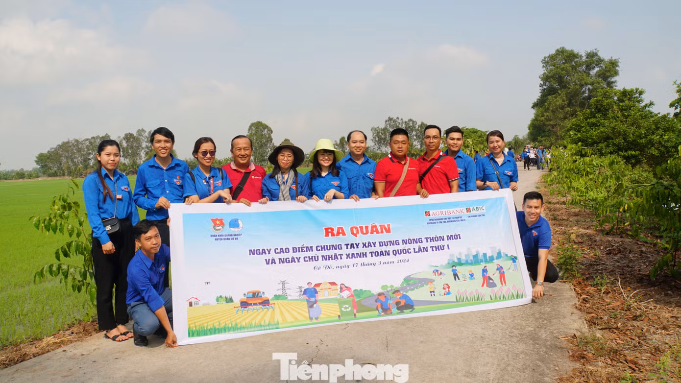 Đoàn viên thanh niên TP. Cần Thơ ra quân Ngày cao điểm chung tay xây dựng nông thôn mới. Ảnh: Hòa Hội