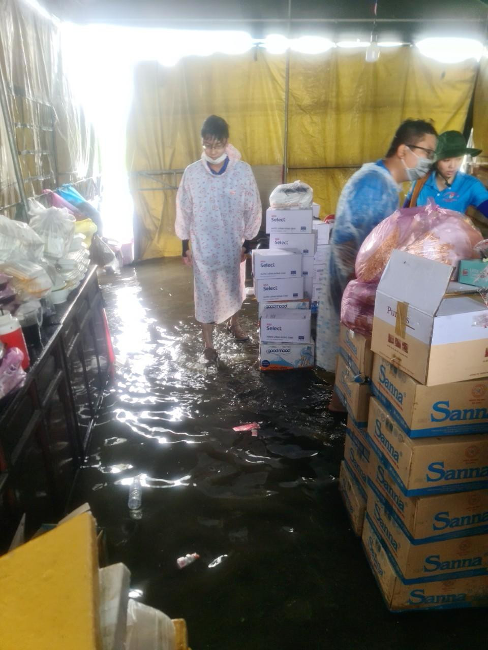 Mưa gây nước ngập tại khu hậu cần