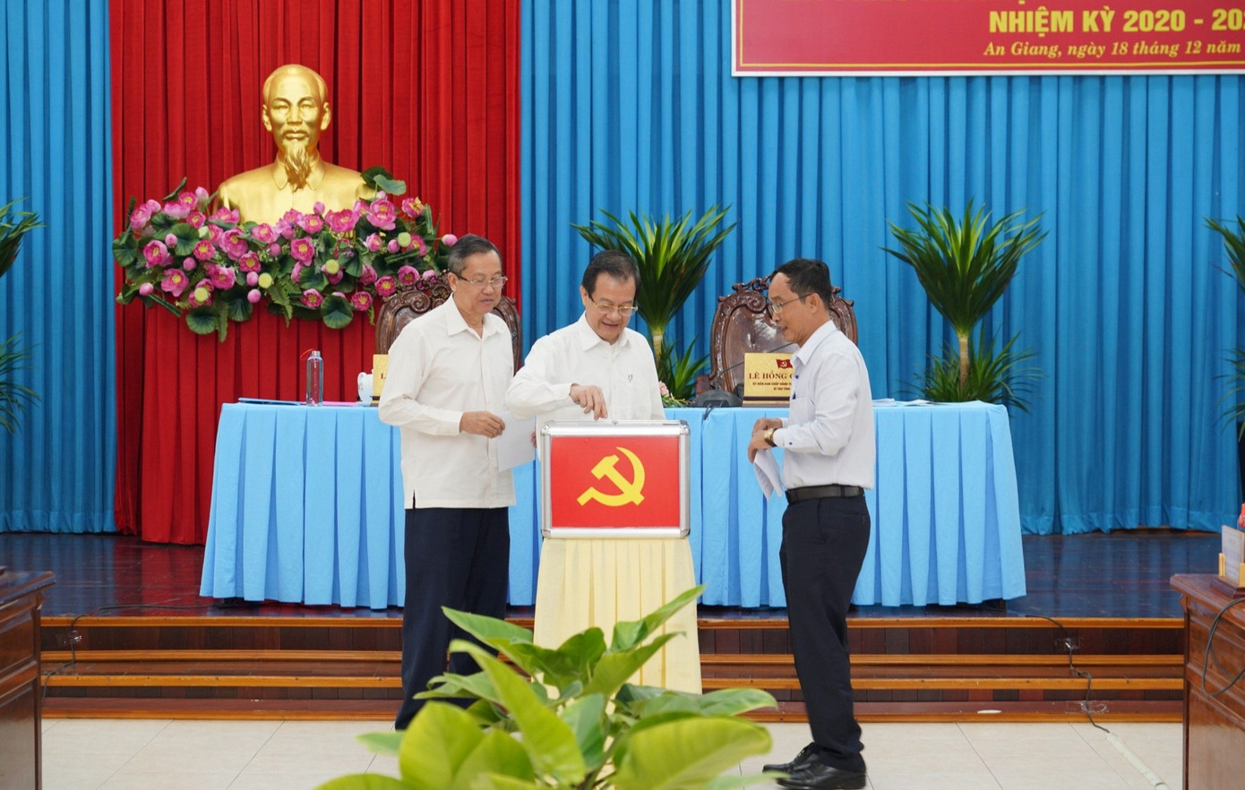 Bí thư Tỉnh ủy An Giang Lê Hồng Quang tham gia bỏ phiếu. Ảnh: Cổng TTĐT An Giang Bí thư Tỉnh ủy An Giang Lê Hồng Quang tham gia bỏ phiếu. Ảnh: Cổng TTĐT An Giang