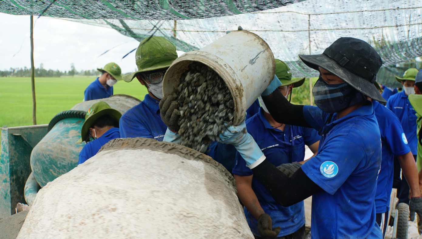 Chiến sĩ tình nguyện trường đại học Bách Khoa tham gia làm đường giao thông nông thôn. - Ảnh: Hòa Hội Chiến sĩ tình nguyện trường đại học Bách Khoa tham gia làm đường giao thông nông thôn. - Ảnh: Hòa Hội