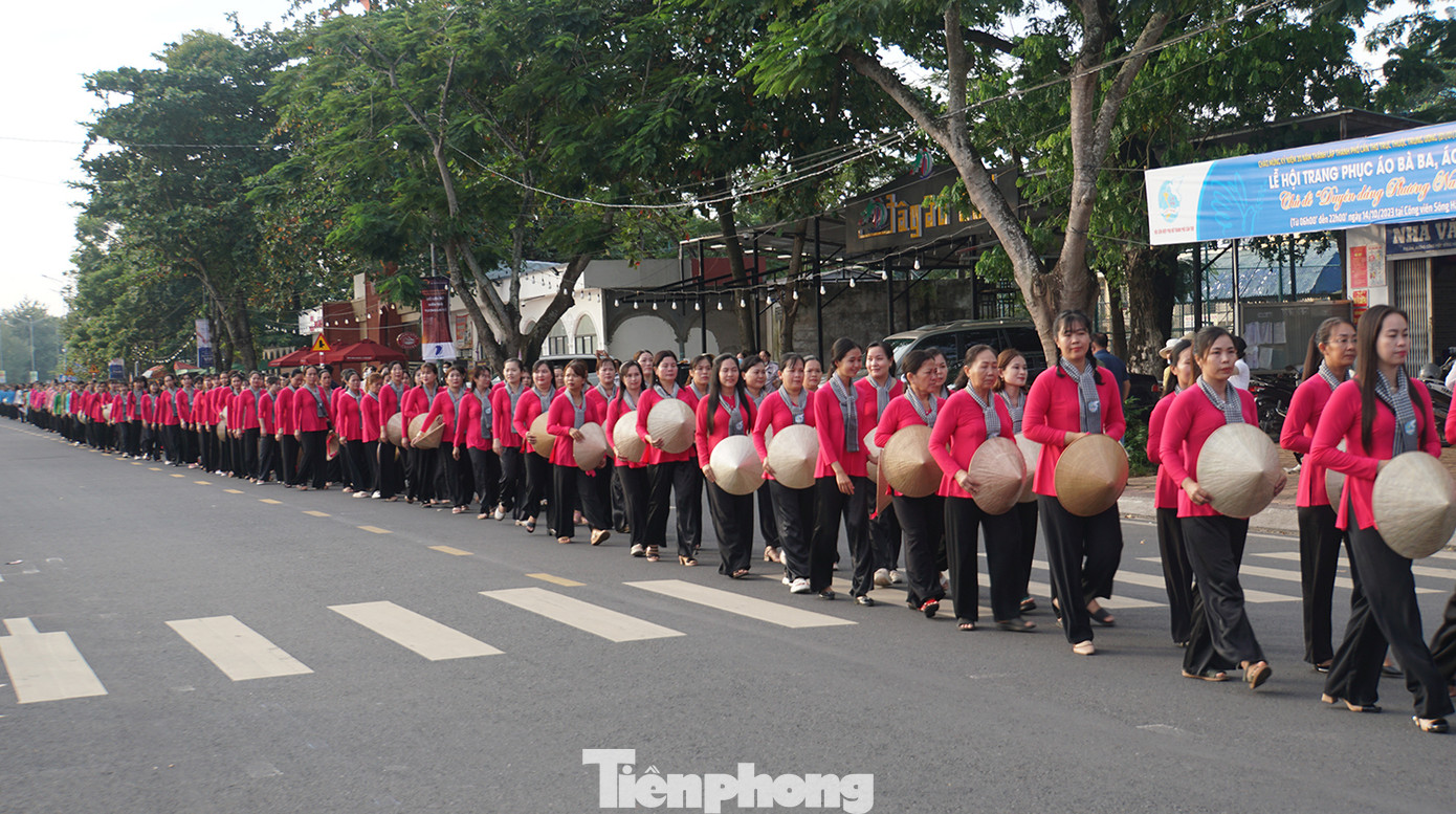 Hình ảnh chiếc áo bà ba gợi nhớ về người mẹ, người chị với vẻ giản dị, mộc mạc, đầy tình cảm quê hương. Ảnh: Hòa Hội.