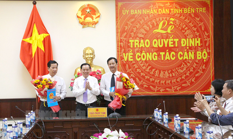 Chủ tịch UBND tỉnh Bến Tre Trần Ngọc Tam trao quyết định cho ông Đoàn Công Dũng và ông Nguyễn Thiện Chí (Ảnh: BĐK). Chủ tịch UBND tỉnh Bến Tre Trần Ngọc Tam trao quyết định cho ông Đoàn Công Dũng và ông Nguyễn Thiện Chí (Ảnh: BĐK).