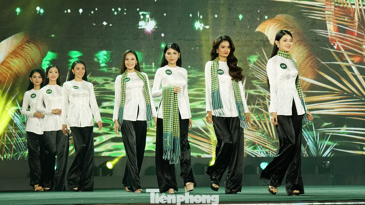 Chung kết cuộc thi Người đẹp Tây Đô 2023 diễn ra tại công viên Sông Hậu, quận Ninh Kiều, thành phố Cần Thơ tối 23/12. Ảnh: Hòa Hội.