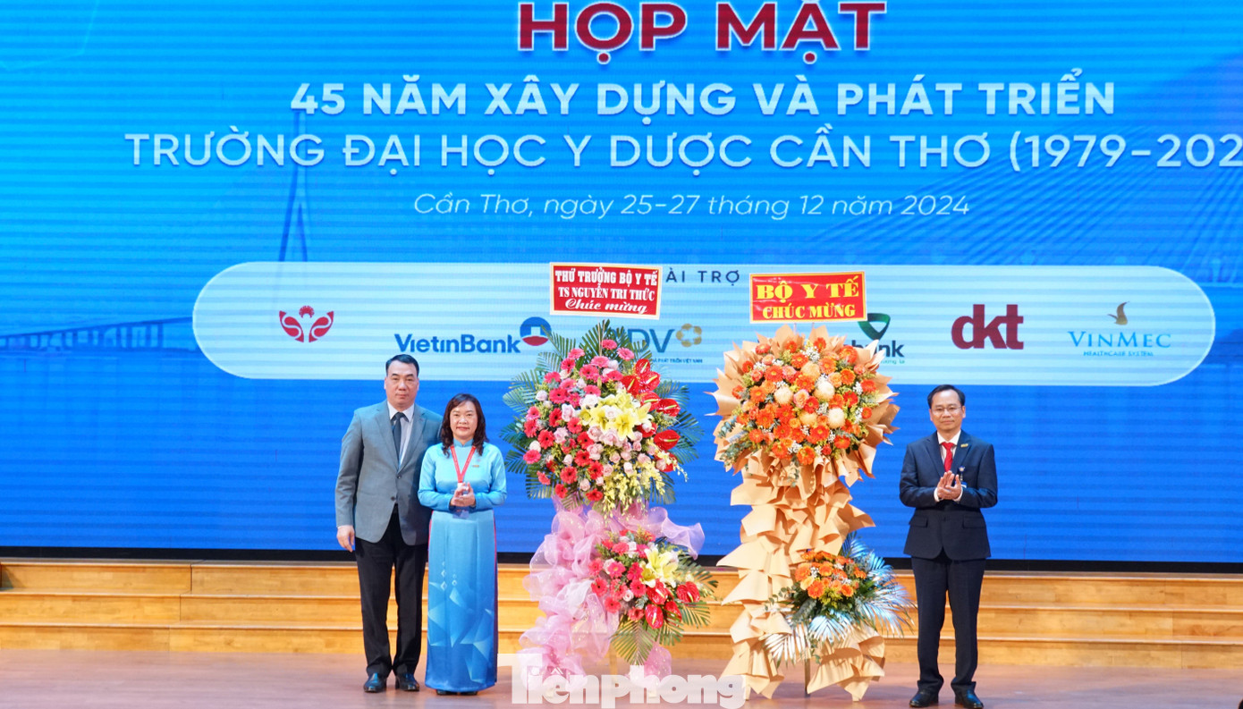 Bộ Y tế tặng hoa chúc mừng 45 năm thành lập Trường Đại học Y Dược Cần Thơ (đơn vị đăng cai sự kiện). Ảnh: Hòa Hội Bộ Y tế tặng hoa chúc mừng 45 năm thành lập Trường Đại học Y Dược Cần Thơ (đơn vị đăng cai sự kiện). Ảnh: Hòa Hội