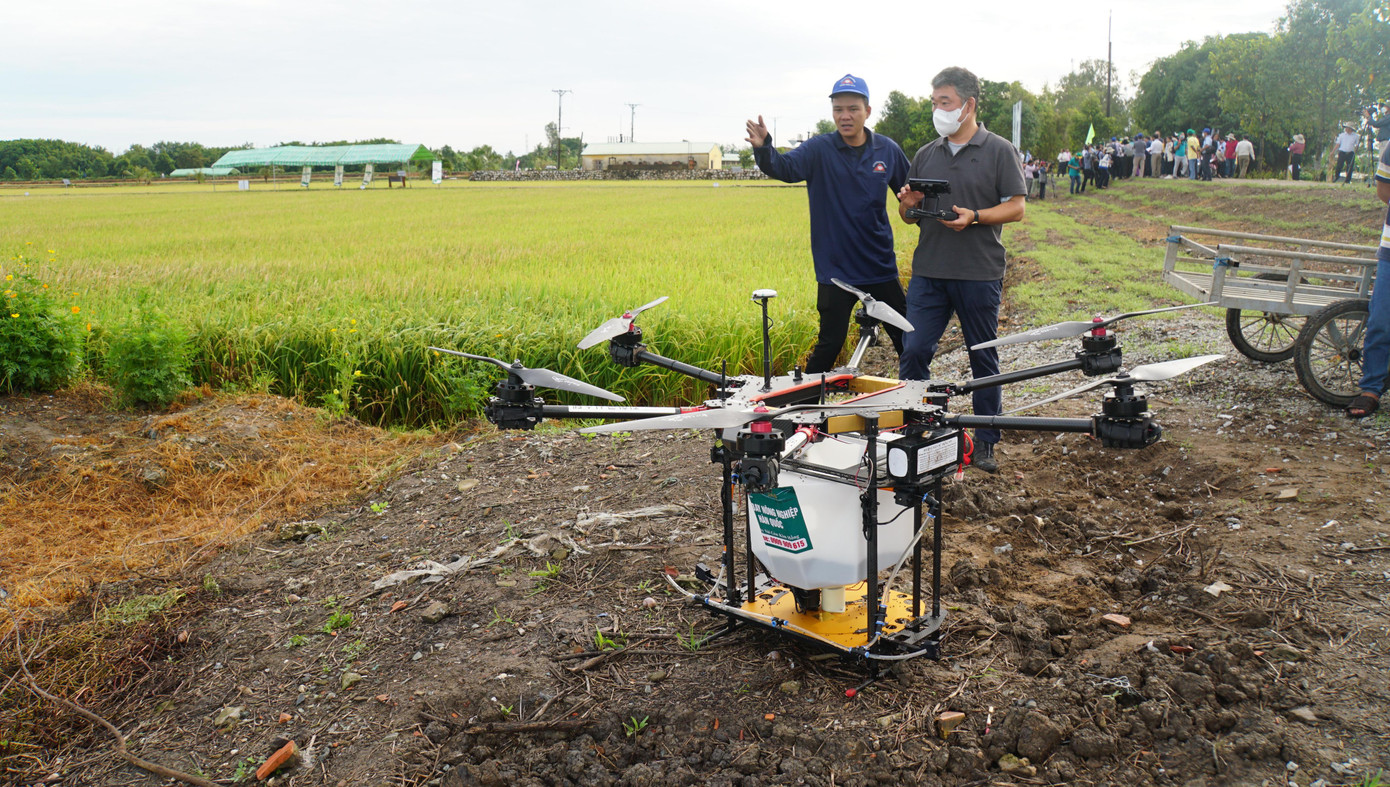 Nhân viên vận hành chuẩn bị cho máy bay không người lái cất cánh. Ảnh: Hòa Hội