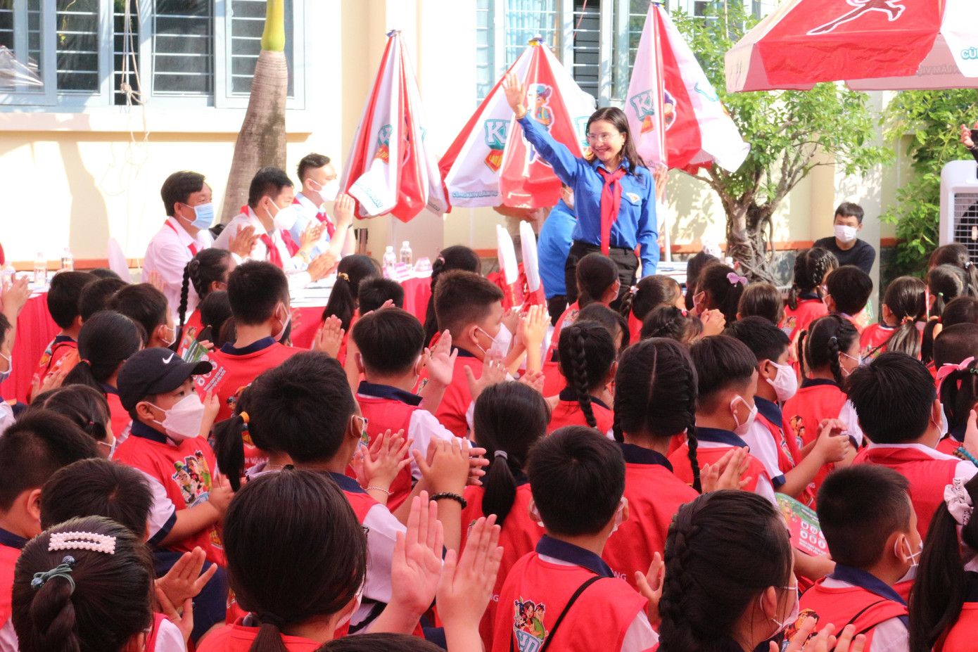 Chị Nguyễn Phạm Duy Trang, Bí thư Trung ương Đoàn, Chủ tịch Hội đồng Đội Trung ương vẫy tay chào các em thiếu nhi