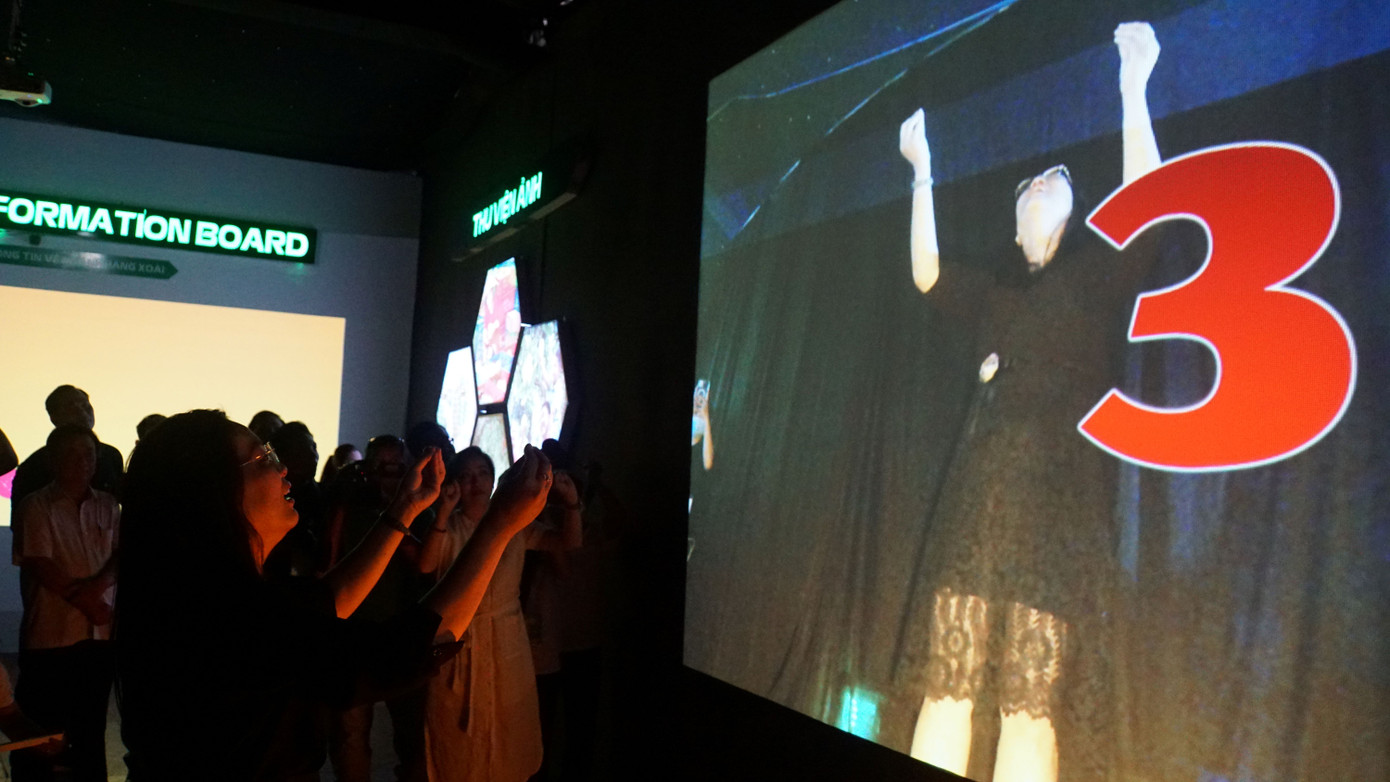 Khách thích thú trải nghiệm trò chơi thu hoạch xoài bằng công nghệ thực tế ảo. Ảnh: An Bình