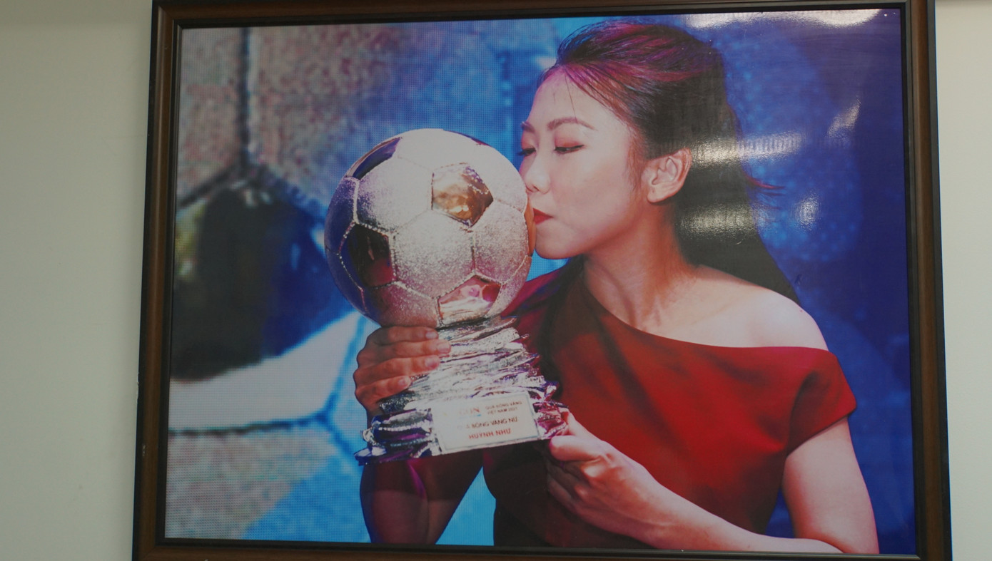 Hình ảnh Huỳnh Như bên cạnh quả bóng vàng trưng bày tại phòng lưu niệm của trường đại học Trà Vinh. Ảnh: Hòa Bình Đây là lần thứ 3 Huỳnh Như đến Trường ĐH Trà Vinh, mỗi lần đến đây Như đều có cảm xúc rất khó tả, cảm giác được yêu mến, cảm giác được sống về những ngày tuổi trẻ của mình. Ảnh: Hòa Bình