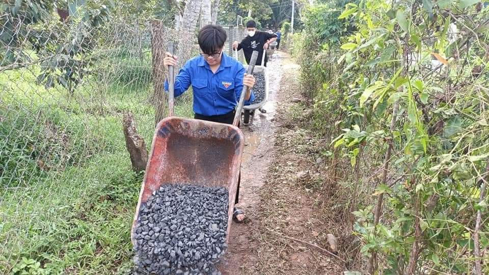 Đoàn viên thanh niên tham gia tu sửa đường nông thôn tại Bến Tre. Đoàn viên thanh niên tham gia tu sửa đường nông thôn tại Bến Tre.