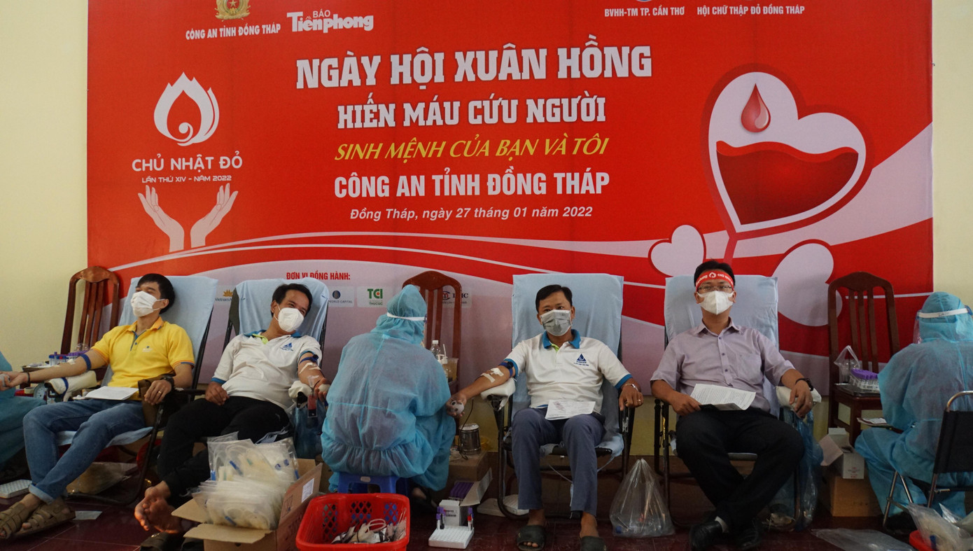 Quang cảnh hiến máu tại Chủ nhật Đỏ - Lễ hội Xuân Hồng Đồng Tháp. - Ảnh: Hòa Hội Chị Nguyễn Hồng Ngọc tham gia hiến máu