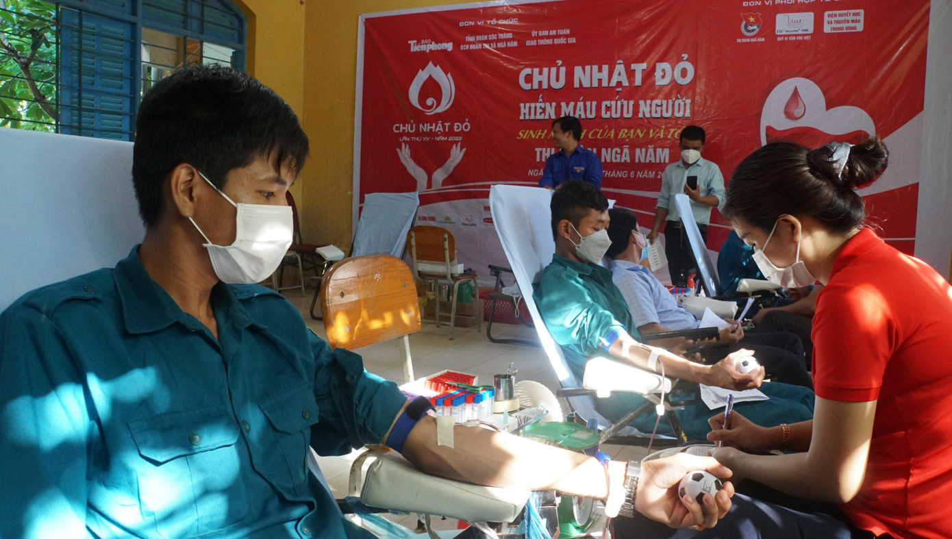 Cán bộ, ĐVTN thị xã Ngã Năm tham gia Chủ nhật Đỏ. - Ảnh: Hòa Hội Cán bộ, ĐVTN thị xã Ngã Năm tham gia Chủ nhật Đỏ. - Ảnh: Hòa Hội