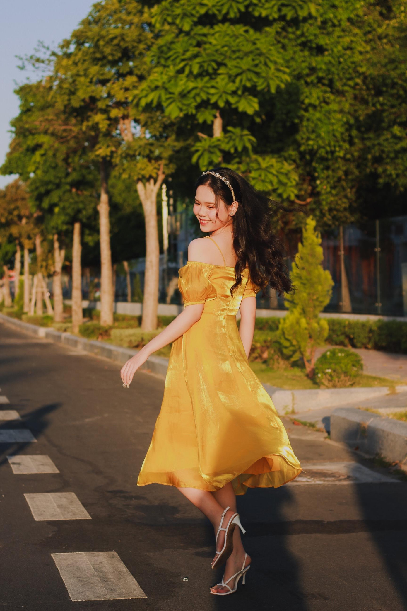 Không chỉ có phần thi ứng xử ghi điểm tốt, cô gái 10X còn sở hữu thân hình khá chuẩn với chiều cao 1m66, nặng 52kg và các số đo ba vòng: 80 - 62 - 92. Trong suốt quá trình diễn ra cuộc thi, Mỹ Phụng được xem là ứng cử viên tiềm năng bởi phong thái tự tin quyết đoán cùng khuôn mặt sáng, sự xuất hiện của cô luôn dành được những tràng pháo tay ủng hộ từ khán giả.