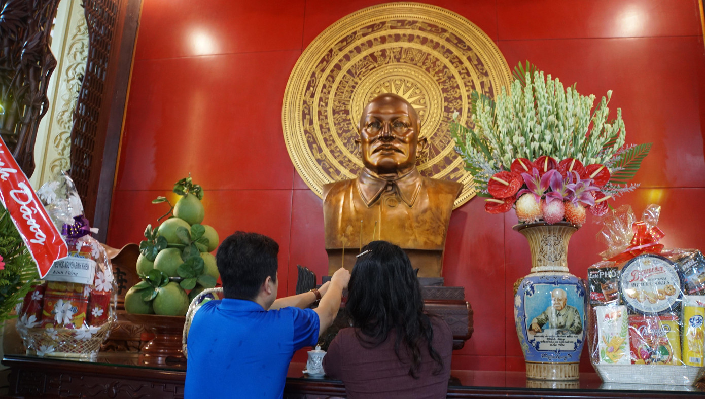 Anh Bùi Quang Huy tặng quà Mẹ Việt Nam Anh hùng BÙi Thị Hai. - Ảnh: Hòa Hội