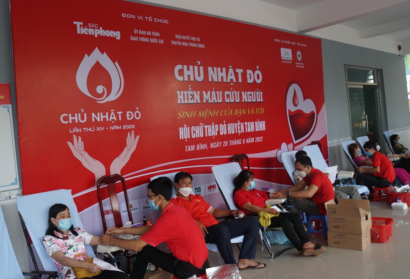 Hàng trăm người đã có mặt từ sớm để tham gia ngày hội Chủ nhật Đỏ với không khí ấm áp và sôi nổi. Các bạn sẵn sàng hiến dâng giọt máu của mình cho cộng đồng, xã hội. - Ảnh: Hòa Hội